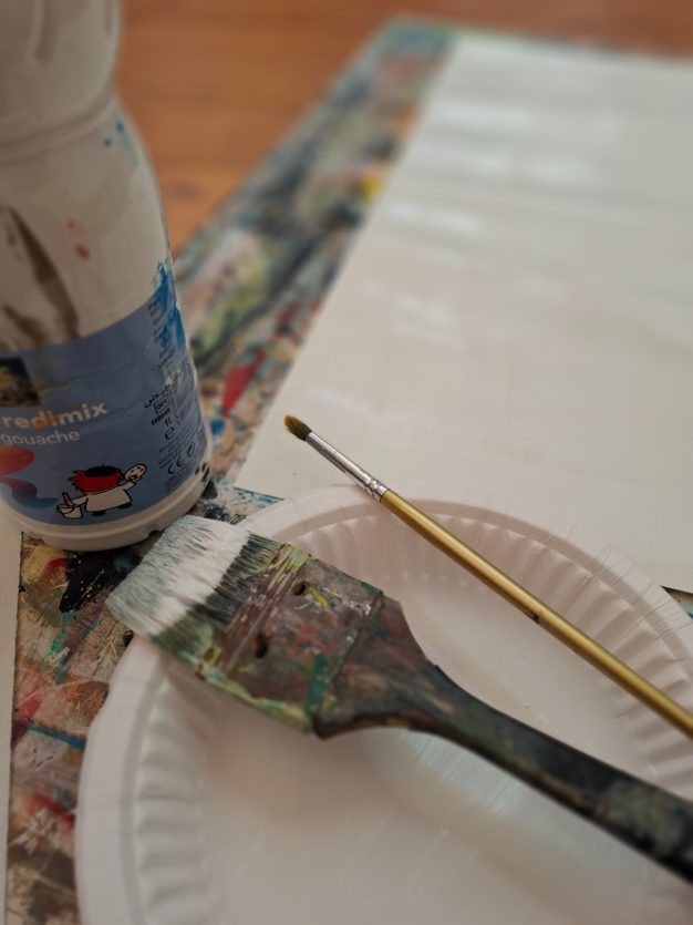 Pinsel und Farbkleckse auf einer Palette – Symbol für die kreative Arbeit und Ausdrucksmöglichkeiten in der Ausbildung zur Kunsttherapie